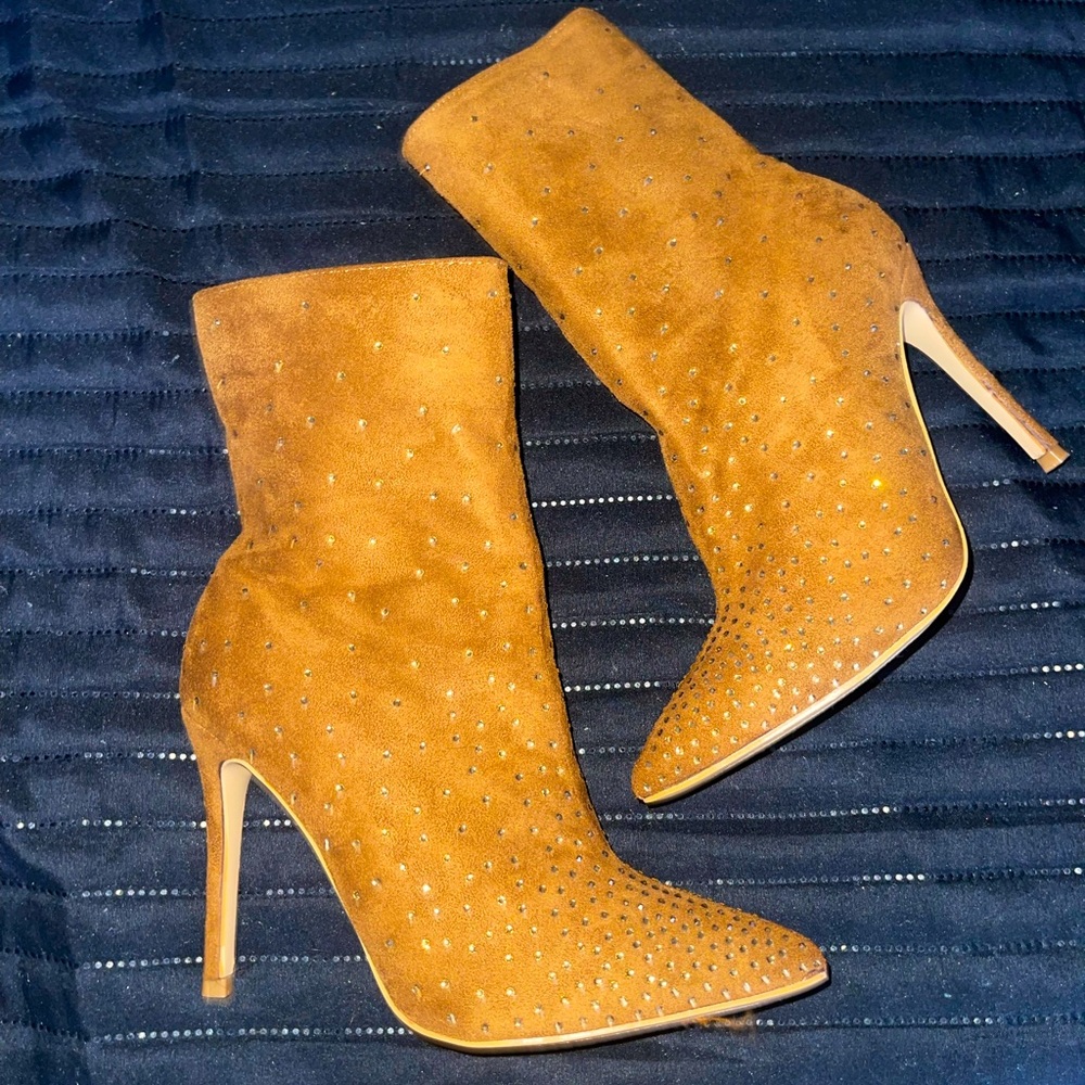 Boots with rhinestones/ size 7 /worn once  great condition